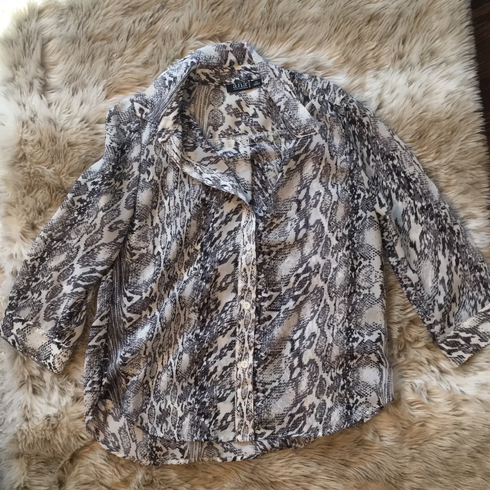 Sheer snake skin quarter sleeve button down.